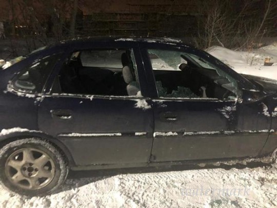 Выколоченный зуб и изрубленная топором машина: в Киеве напали на журналистов(фото, видео)