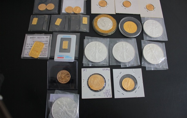 Американец пытался ввезти в Украину коллекцию золота и серебра