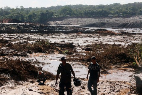 300 человек пропали без вести при прорыве дамбы у железорудной шахты в Бразилии