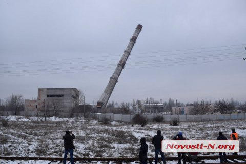 В Николаеве подорвали 100-метровую трубу недействующей котельной