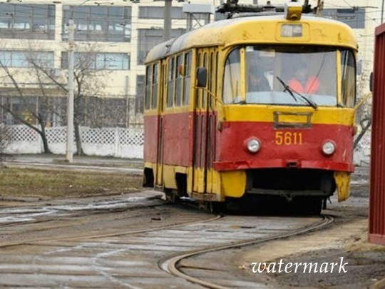 Сошел с рельсов и снес два столба: в Киеве приключилось новоиспеченное ДТП с трамваем(фото)