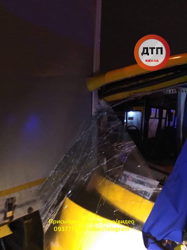 В Киеве на Кольцевой столкнулись грузовик и маршрутка: пассажира из салона вырезали спасатели(освежено)
