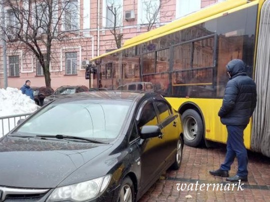 Во Львове "герой парковки" заблокировал движение троллейбусов: в сети показали фото