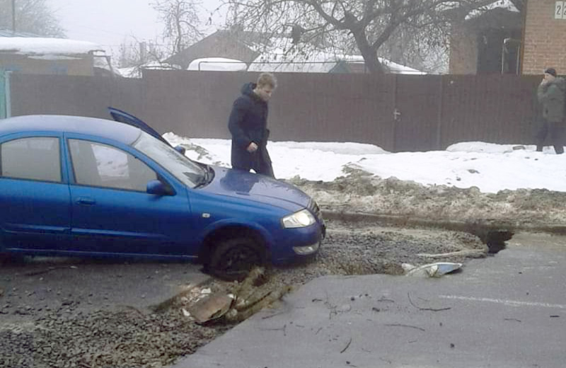 Вісті з Полтави - Після будівельних робіт на Монастирській утворився крах, в якому застрягають автомобілі