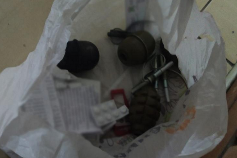 В Киеве подвыпивший дядька предложил продавцу магазина купить у него боевые гранаты