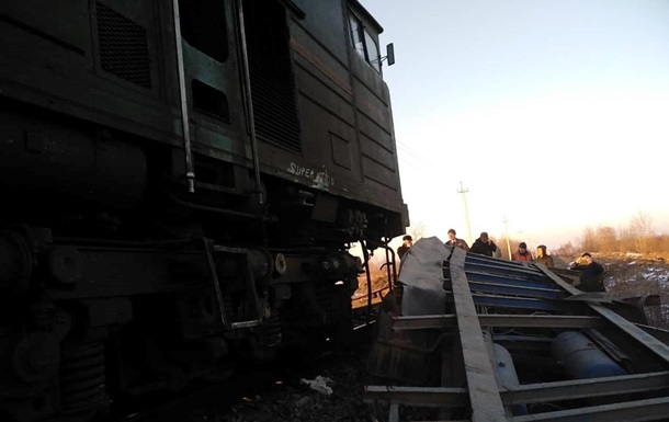 На Прикарпатье пассажирский поезд врезался в грузовик