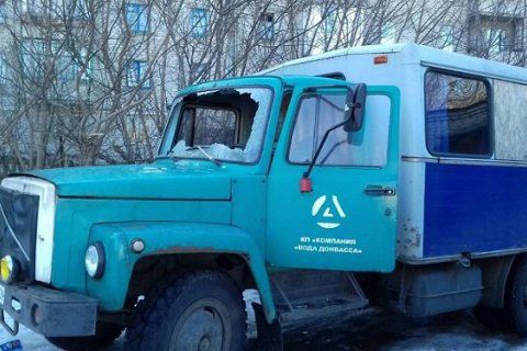 Автомобиль братии "Вода Донбасса" с персоналом влетел под обстрел