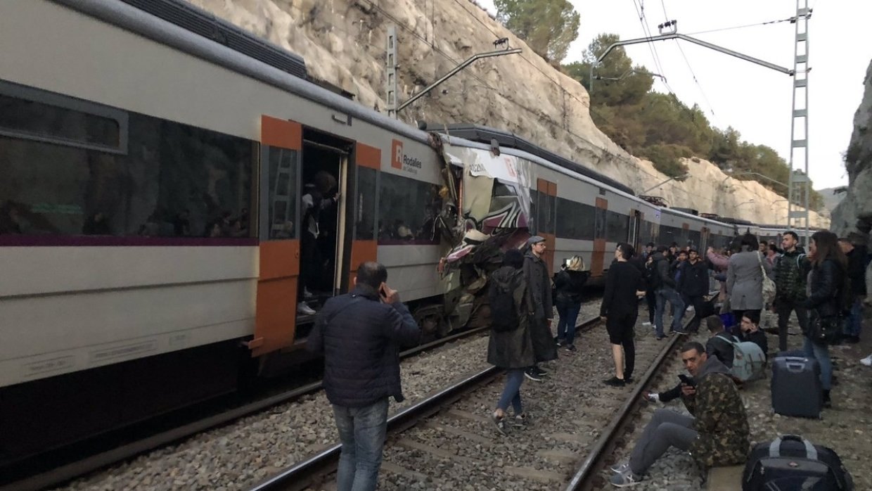 Почитай 100 человек потерпели из-за столкновения двух поездов у Барселоны