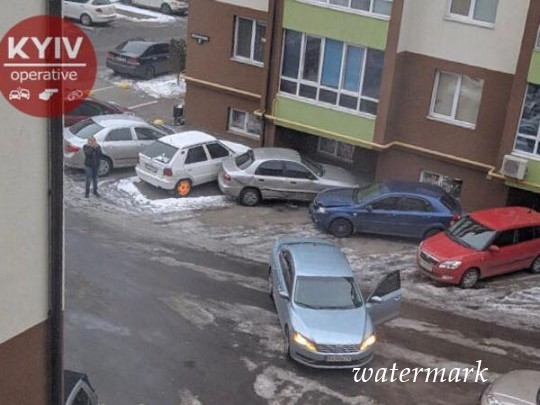 Бережливо, паркуется дама: в Киеве "одним неповоротливым движением" разбиты сразу пять автомобилей