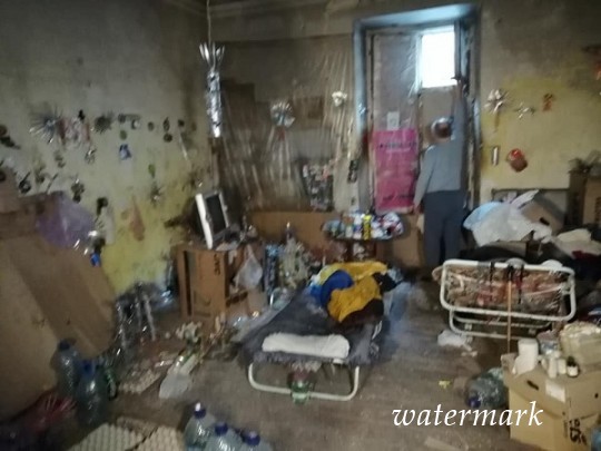 Грибок на стенах и отсутствие туалета: в Одессе люд 20 лет не вылезали из дома(фото)