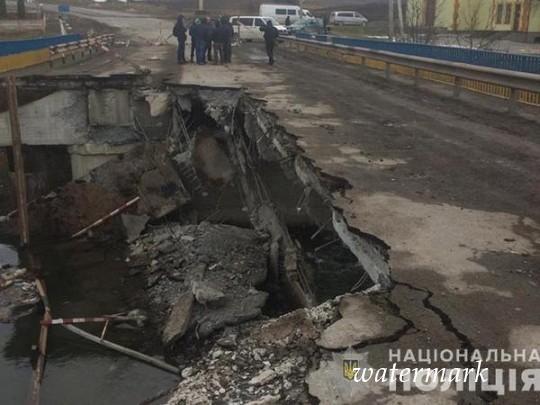 Под Тернополем обрушился мост сквозь реку: фото с места ЧП и карта объезда