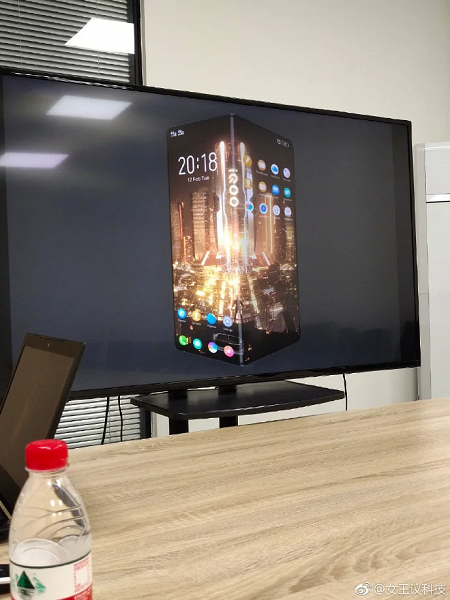 Первые изображения смартфона Vivo Iqoo с гибким экраном