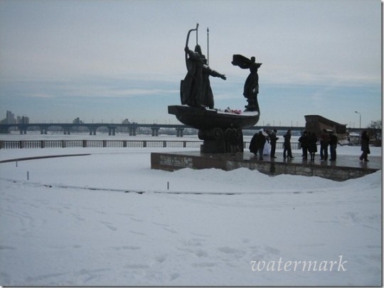 Вандалы изуродовали монумент основателям Киева(фото)