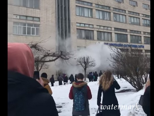 Пожар в авиационном университете в Киеве: студенты оказались заблокированы в здании(видео)