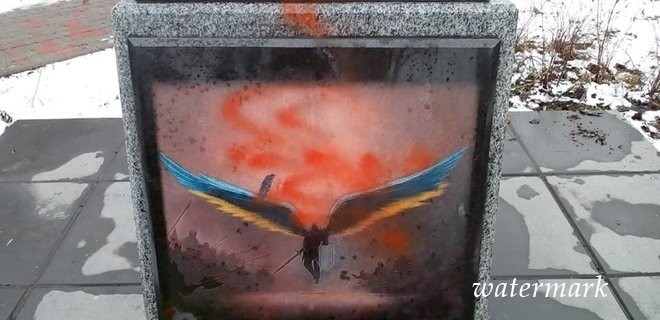 Вандали облили фарбою пам'ятник воїнам АТО в Києві: фото