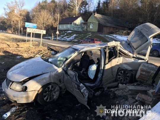 На Львовщине авто влетело в пост пограничников, есть конченые: фото с места трагедии