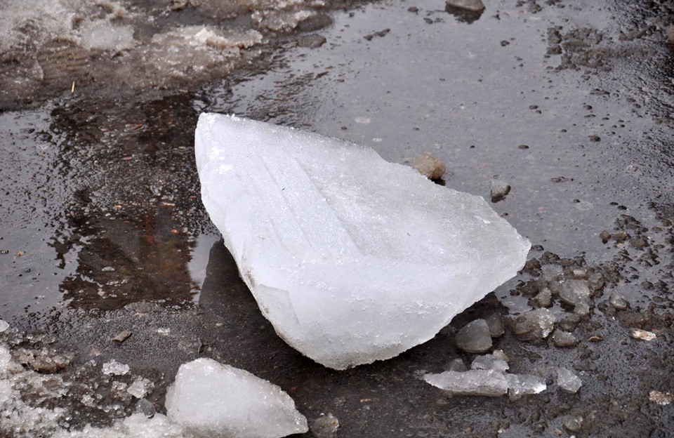 Вісті з Полтави - У Полтаві льодяна выбривала ввалилась із даху будинку та травмувала 22-річного студента