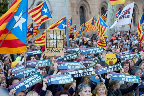 Близ 200 тысяч поборников самостоятельности Каталонии миновали маршем в Барселоне