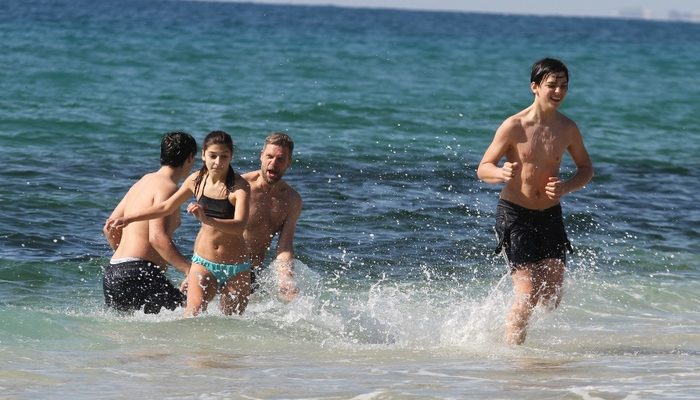 Потепление в Анталии позволило туристам купаться