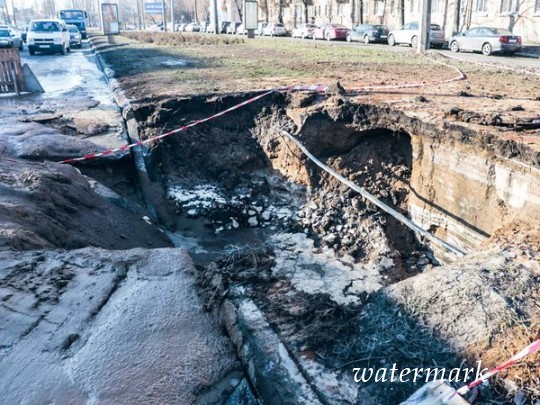 В Киеве под землю ретировался большенный кус стези: в сети показали видео последствий