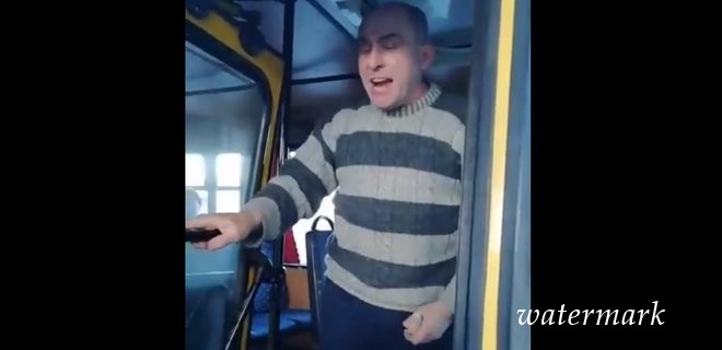 У Києві водій грубо виштовхав з маршрутки пенсіонерку: відео