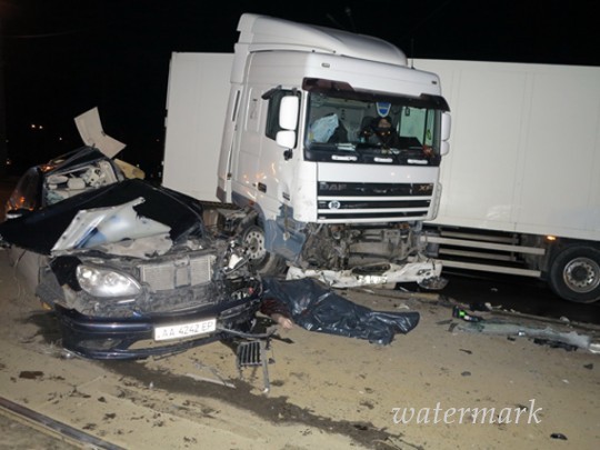 ДТП на Братиславской в Киеве: Mercedes 500 перекрыл дорогу фуре, есть жертвы