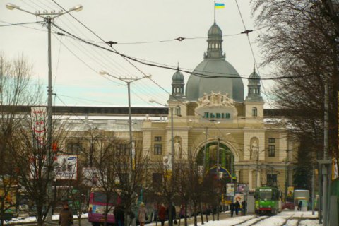 Во Львове разыскивали взрывчатку на двух вокзалах и заправке