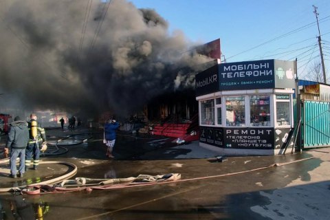 В Кривом Роге пламенел базар, огонь тушили более трех часов(освежено)