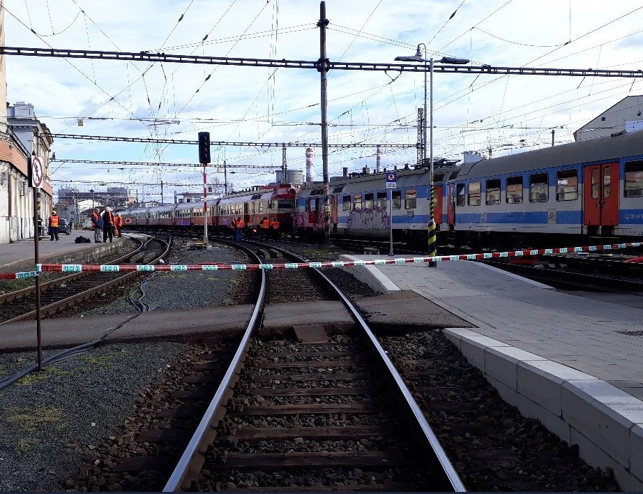 При столкновении двух поездов в чешском Брно потерпели близ 20 человек