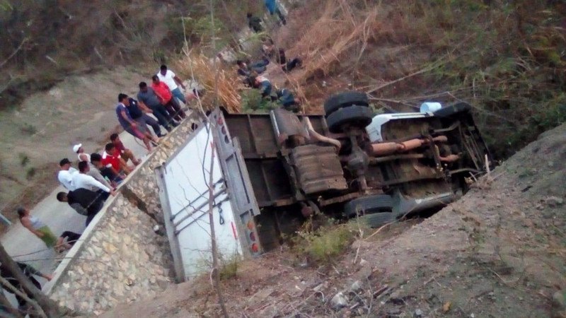 25 мигрантов из Центральной Америки погибли в Мексике при падении грузовика в овраг