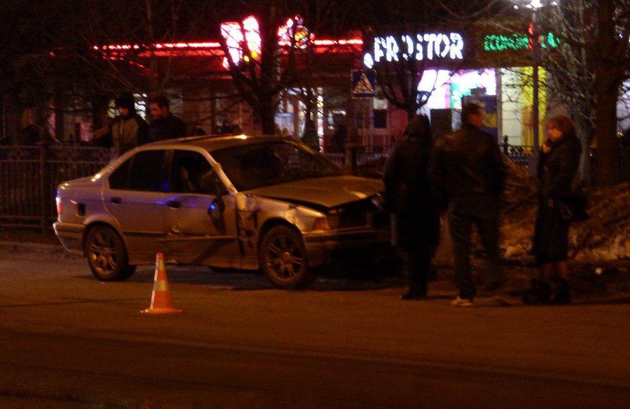 Вісті з Полтави - У Полтаві автомобіль BMW на вул. Соборності врізався в огорожу, перевернувся та загорівся