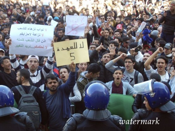 Более 1 млн человек встретили участие в антиправительственной акции в столице Алжира