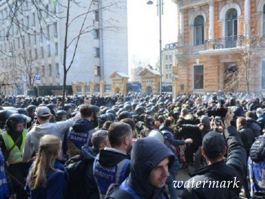 В Киеве под Администрацией президента массовая баталия: что происходит(видео)
