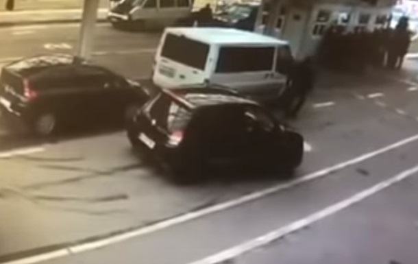 Появилось видео, как украинские пограничники пропустили авто с героином
