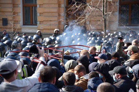 Под Администрацией президента приключились столкновения между "Нацкорпусом" и полицией