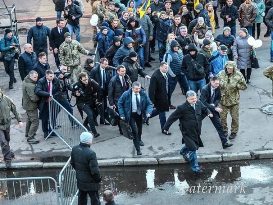 В сети раскусили фейк с "побегом" Порошенко в Житомире: появились фото с иного ракурса