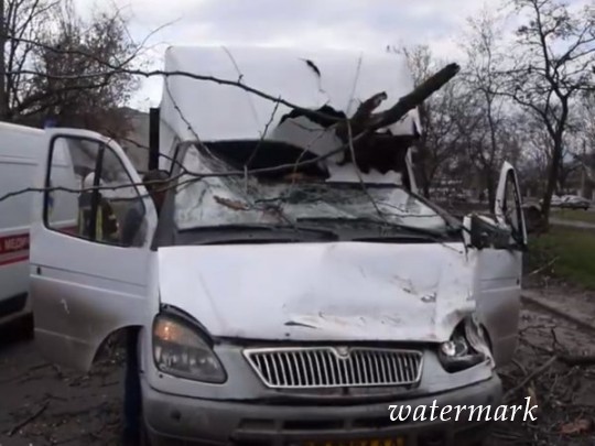 В Николаеве дерево расплюснуло маршрутку с пассажирами, двое ребятенков в больнице(фото, видео)