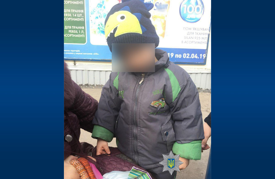 Вісті з Полтави - На зупинці «Вулиця Лялі Убийвовк» поліція знайшла розгубленого 3-річного хлопчика