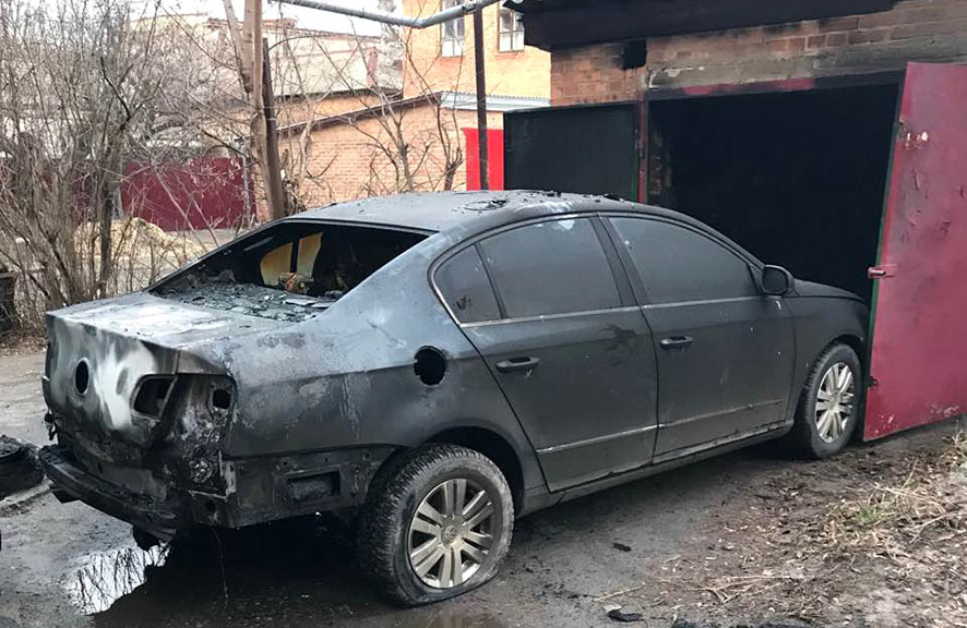 Вісті з Полтави - У Полтаві 15 пожежних загасили займання легковика Volkswagen в гаражі