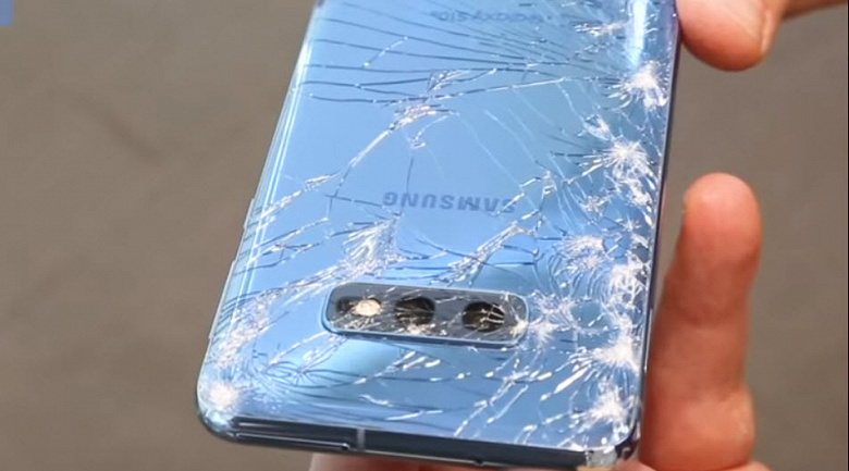 Дорогие и хрупкие. Samsung Galaxy S10 соотнесли с iPhone XS Max в дроп-тесте