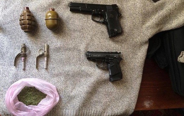 На Донбассе задержали мужчину с пистолетами и гранатами