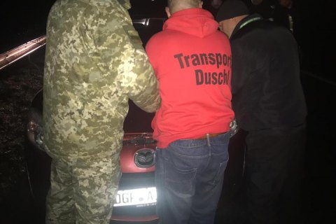 Украинец, дважды получив несогласие в ввозе нерастаможенного авто, прорвался сквозь границу на Закарпатье