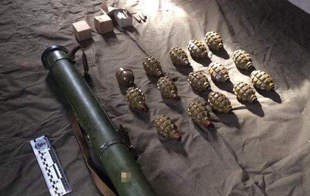 В Ровенской области нашли тайник с гранатами и РПГ