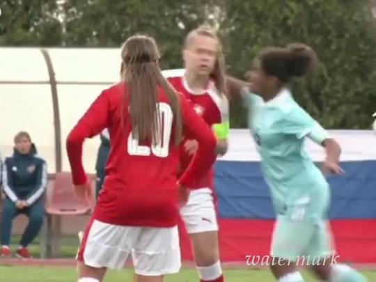 Пинок и удар в лик: каким безжалостным может быть бабий футбол(видео)