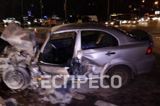 В Киеве Chevrolet Aveo протаранил два авто и маршрутку и загорелся