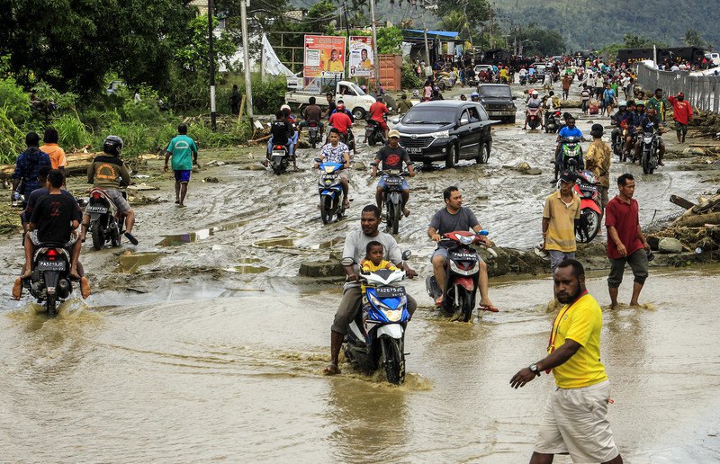 Из-за паводка, вытребованного большими дождями, в Индонезии погибли близ 60 людей