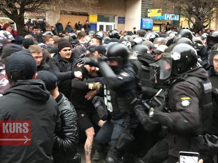В Ивано-Франковске перед митингом Порошенко приключились столкновения между "Нацдружинами" и полицией
