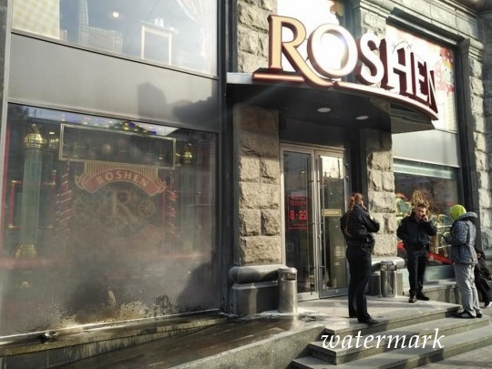 В Киеве в течение суток подпалили два магазина Roshen(фото, видео)