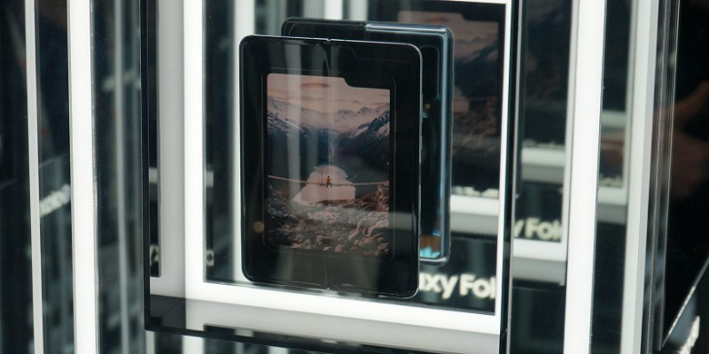 Видео дня: реальный Samsung Galaxy Fold в руках пользователя. Залом на экране кидается в глаза