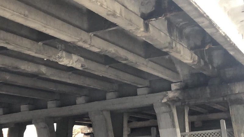 Грузовик повредил путепровод на Броварском проспекте возле станции метрополитен "Дарница" в Киеве